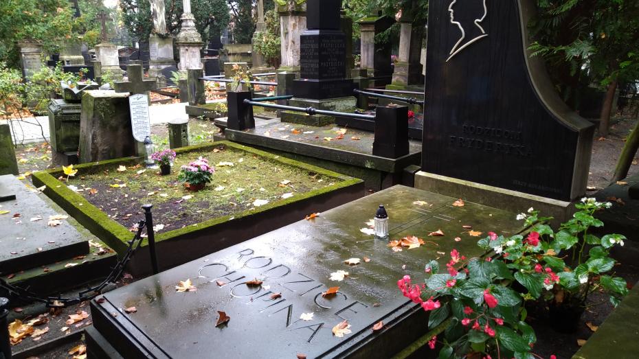 Stare Powązki, grób Justyny i Mikołaja Chopinów