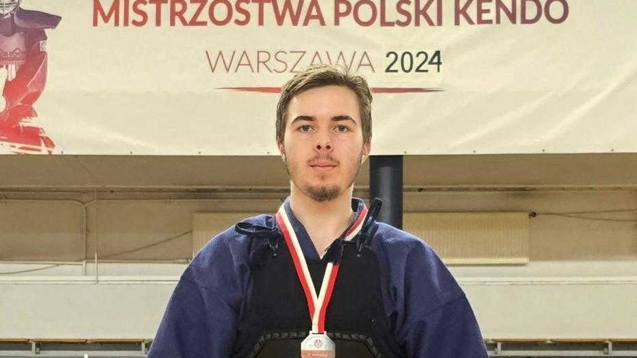 Mateusz Kruszyński, uczeń klasy 2B SLO, został srebrnym medalistą na Indywidualnych Mistrzostwach Polski Kendo 2024. (fot. KK)