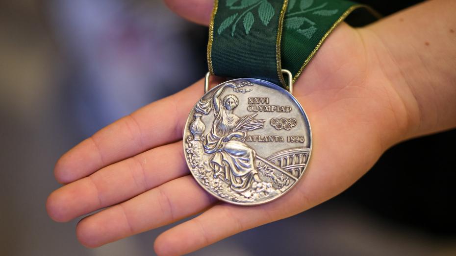 Tak prezentuje się srebrny medal Igrzysk Olimpijskich z Atlanty. (fot. Amelia Szymańska)