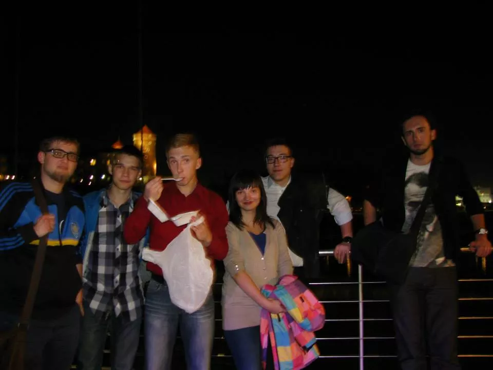 Konsumpcja ananasa po chińska w Centrum Sztuki Japońskiej, czyli robimy konkurencję Surrealistycznej Grupie Szturmowej.