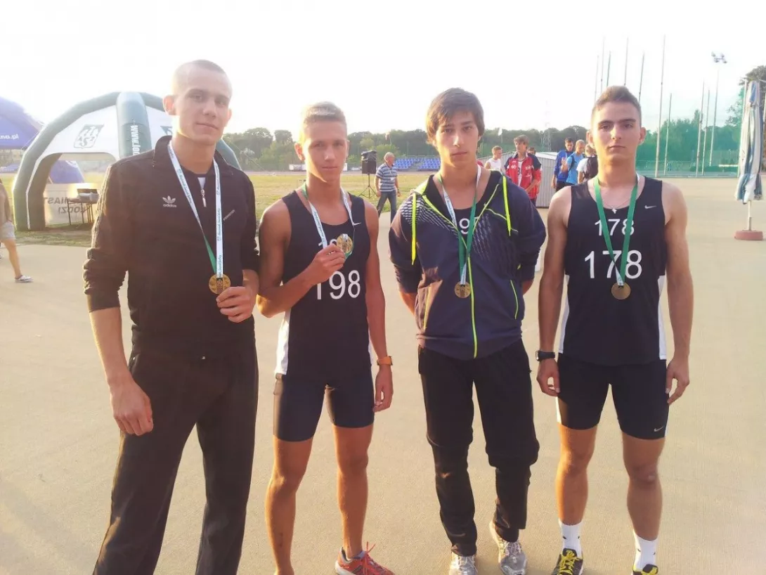 Mateusz Wiśniewski stoi pierwszy po prawej.