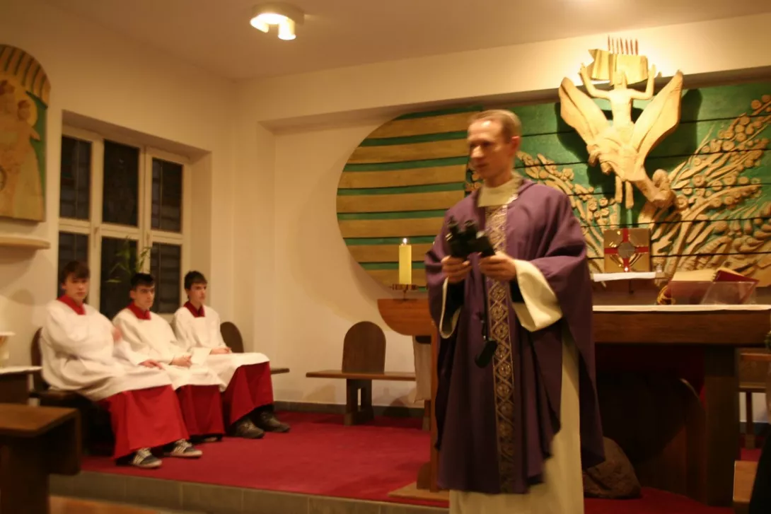 ksiądz Maciej przyniósł na mszę św. rekwizyty
