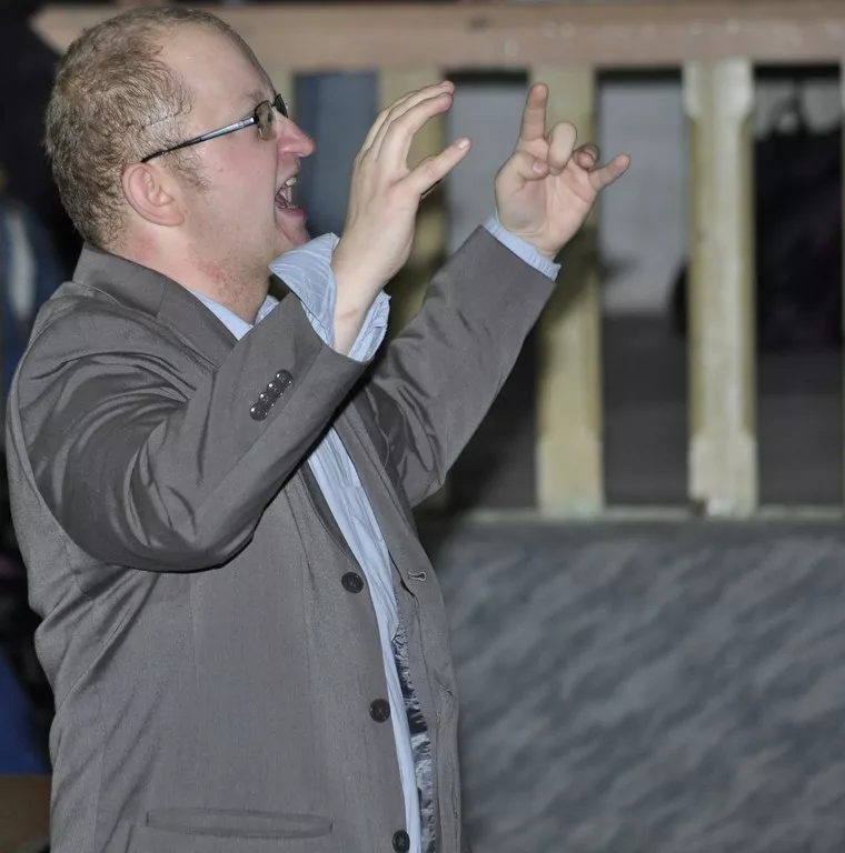 Dyrygent chóru szkolnego, pan Marcin Paździor