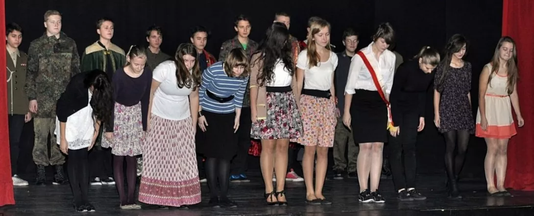 Akademię przygotowała klasa 3b z prof. T. Brojewskim