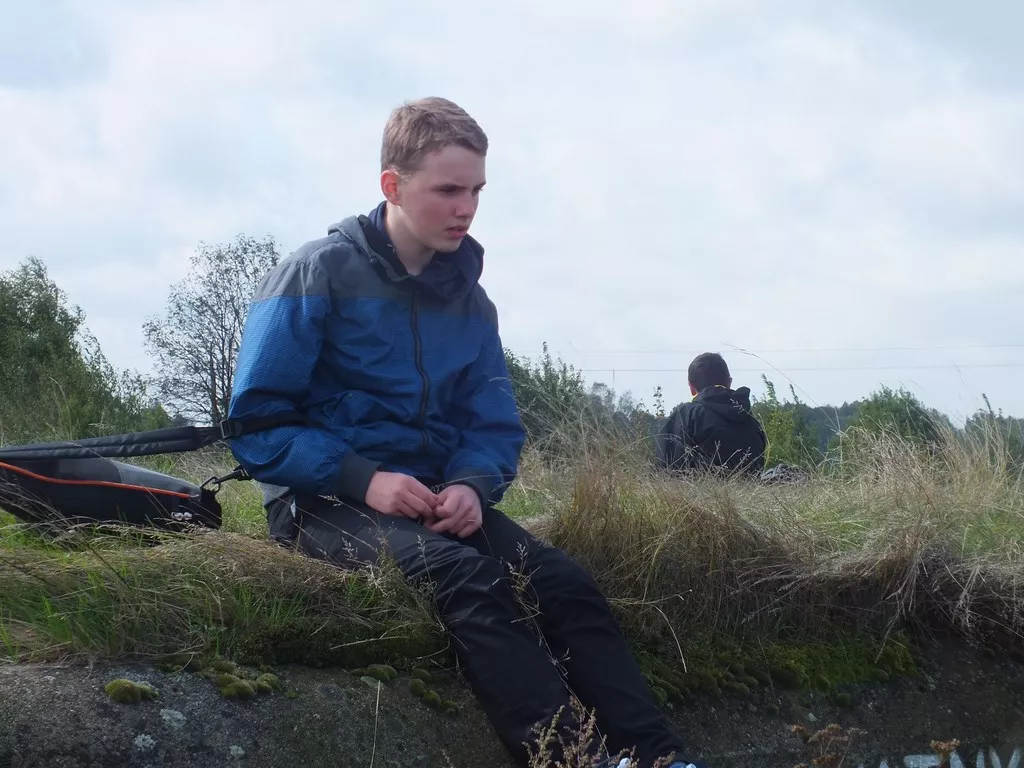 Peter odpoczywa na ceglanym schronie.