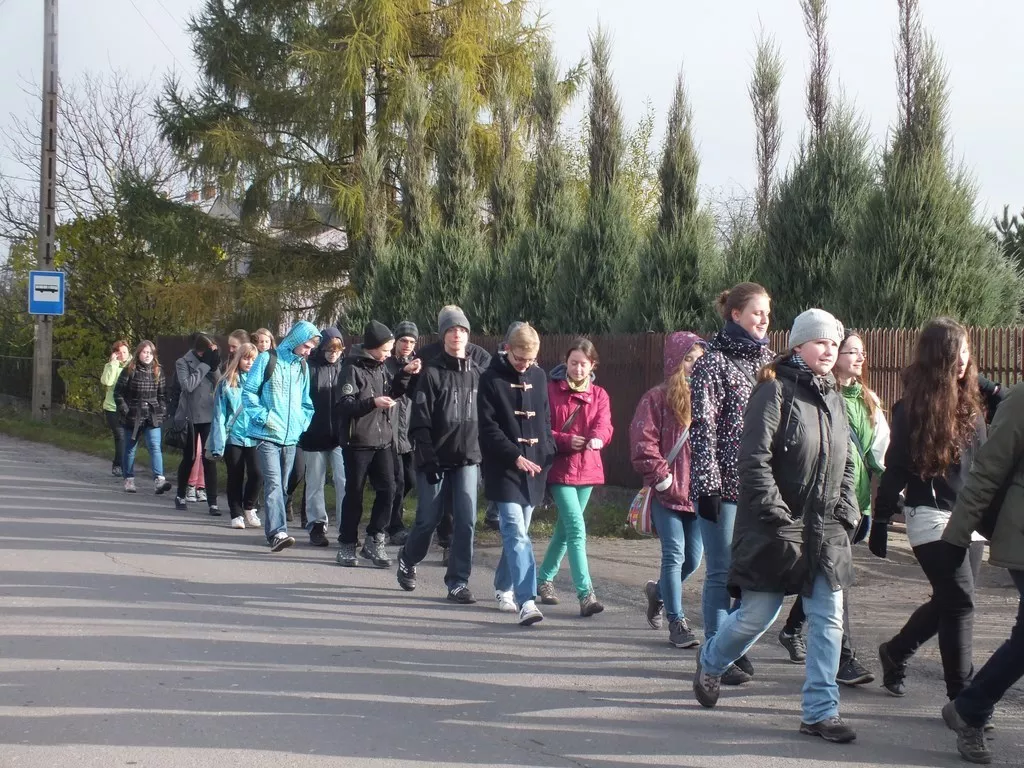 Za czołem podążają piechurzy.