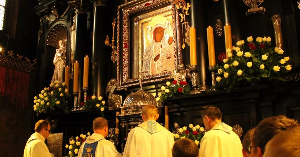 Msza święta przed jasnogórskim obrazem Czarnej Madonny.
