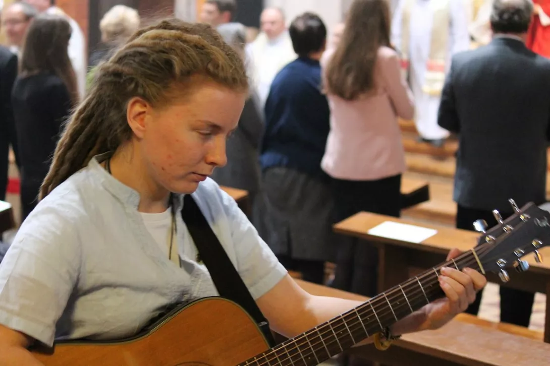 Druga gitara też doskonale brzmi.