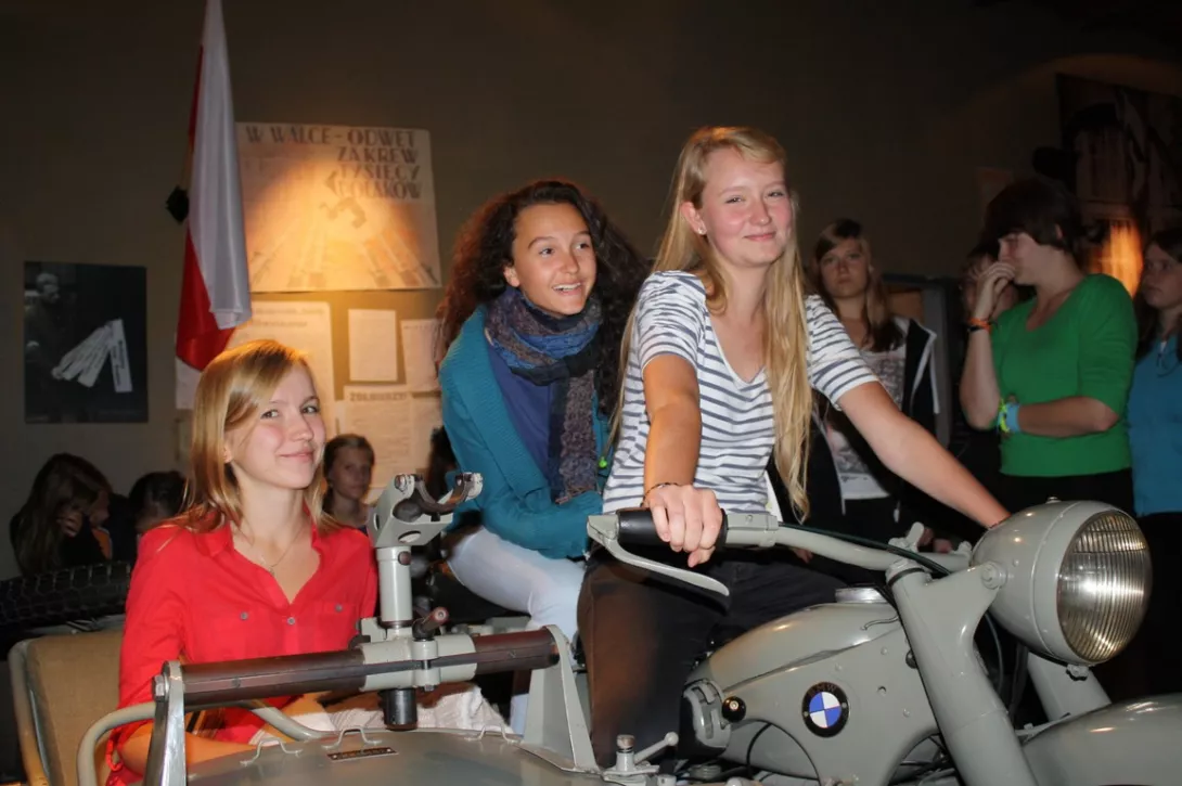 Klaudia, Zuzia H. i Jadzia z 3b na BMW