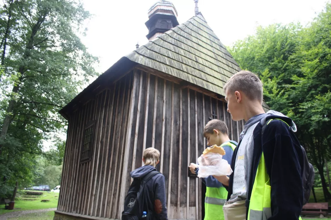 Przed kapliczkami w Łagiewnikach