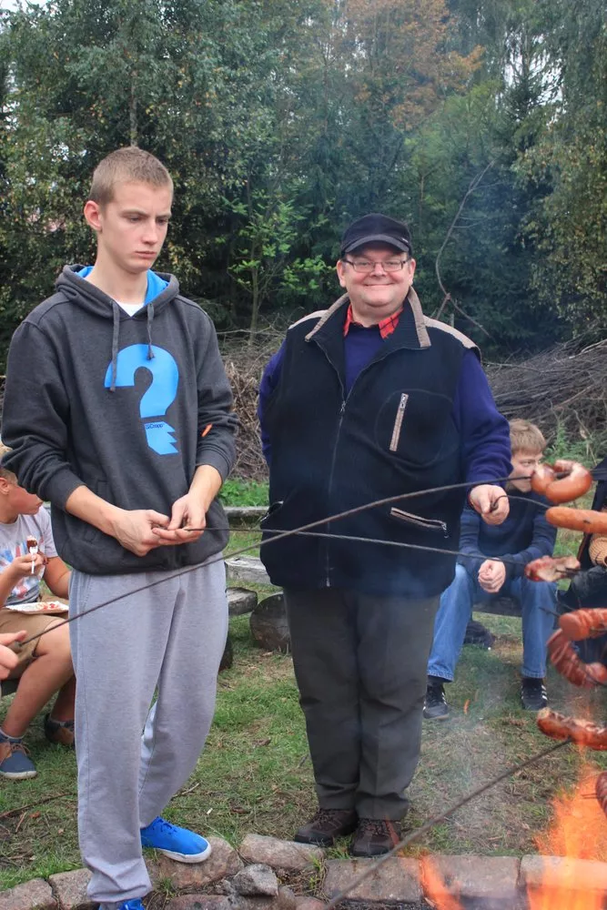 Brat Grzegorz Nowak sdb z Mateuszem Stawińskim przy ognisku.
