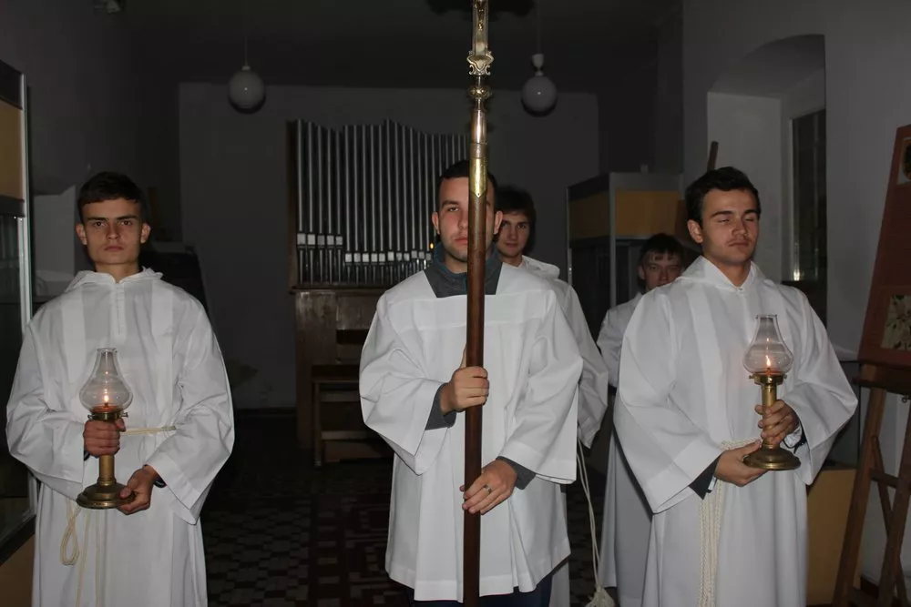 Niedzielna Eucharystia. Robert Szymański niesie krzyż.