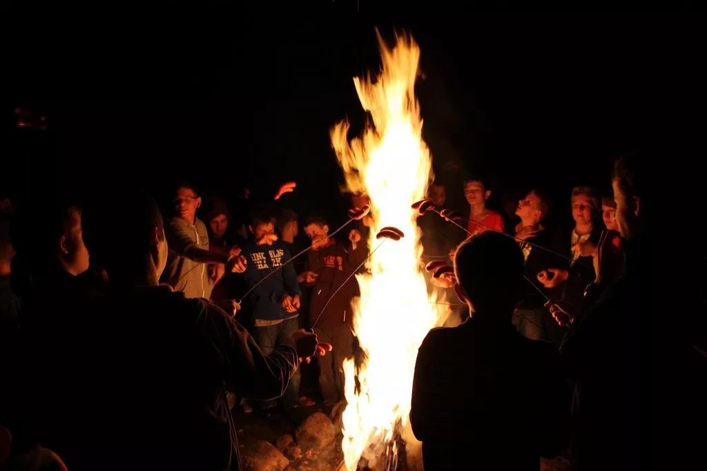 Płonie ognisko i ...