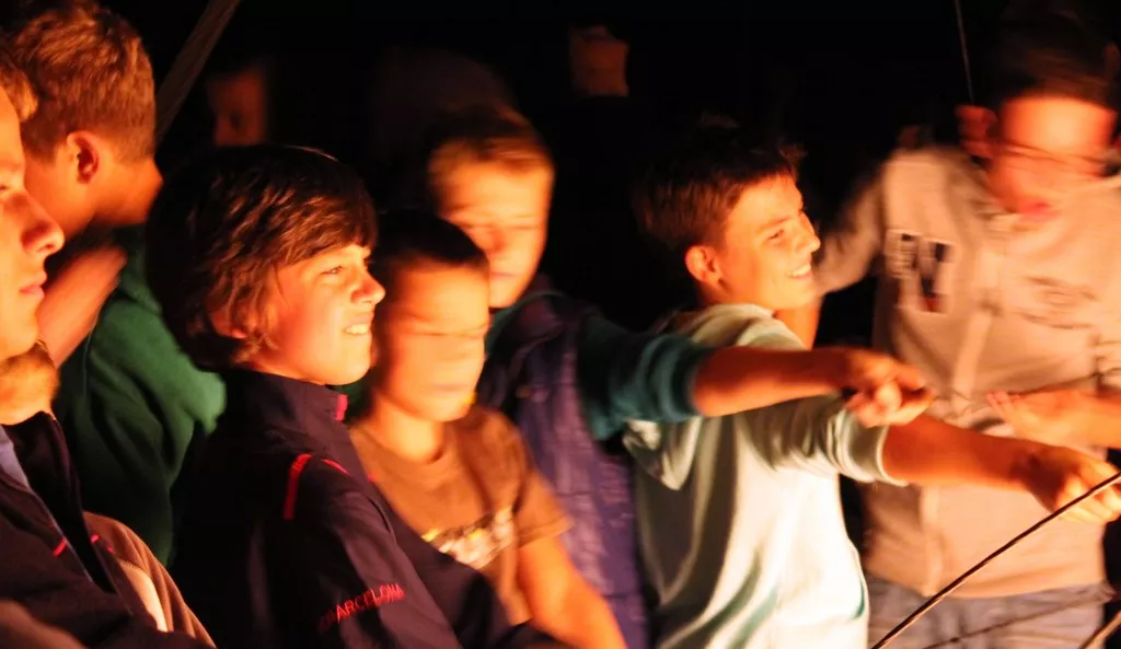 Kiełbaska zaraz będzie gotowa.