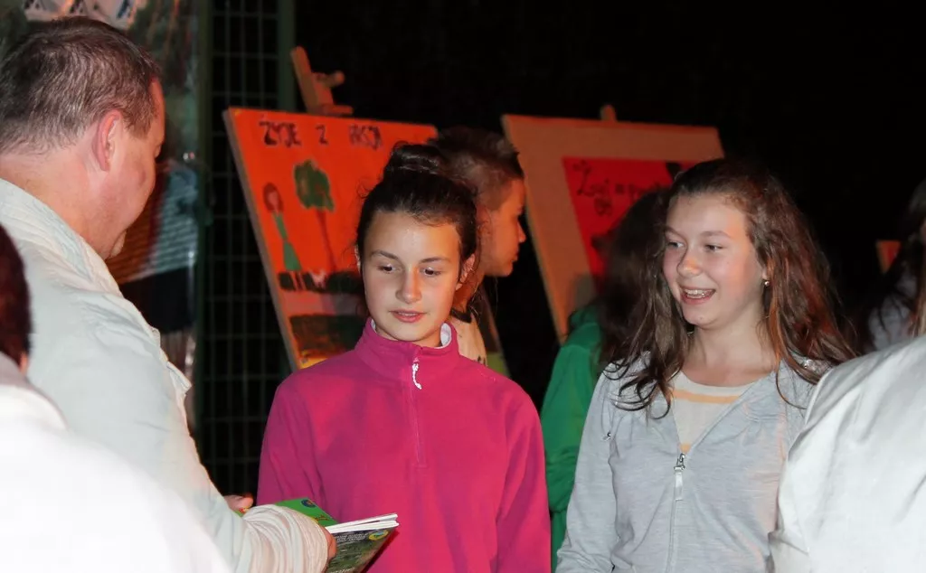 Laureaci projektu otrzymują nagrody.