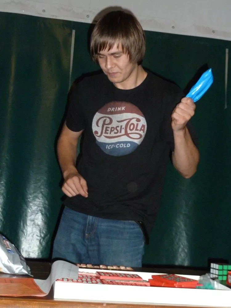 Franek Metrycki losuje numery do Tomboli.