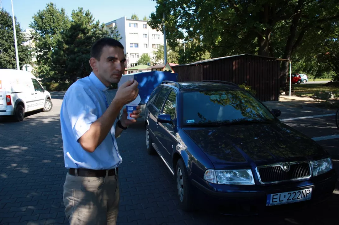 ks. Łukasz Owsianko je drugie śniadanko