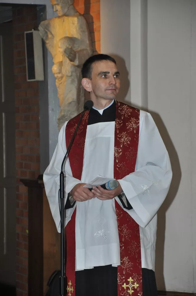 ks. Łukasz Owsianko, katecheta klas trzecich gimnazjum, czuwa nad całością liturgii.