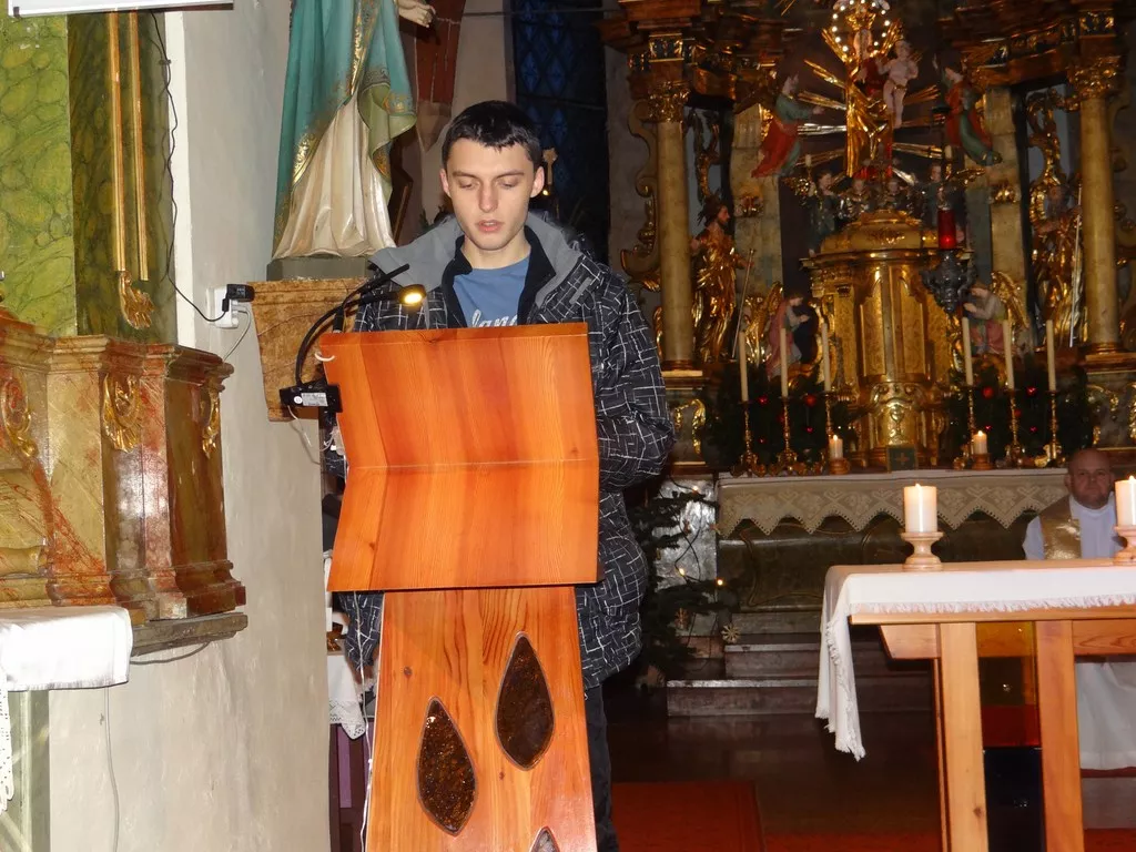 niedzielna msza św. w kościółku w Pusterwald