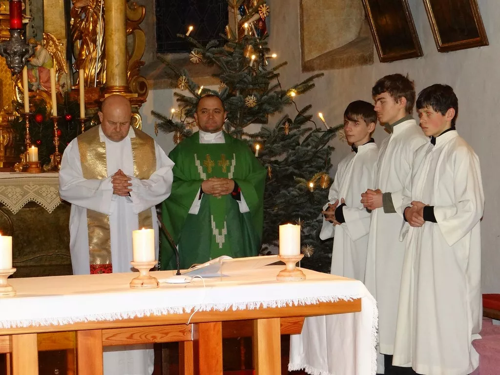niedzielna msza św. w kościółku w Pustewrwald