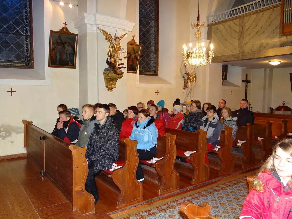 niedzielna msza św. w kościółku w Pustewrwald