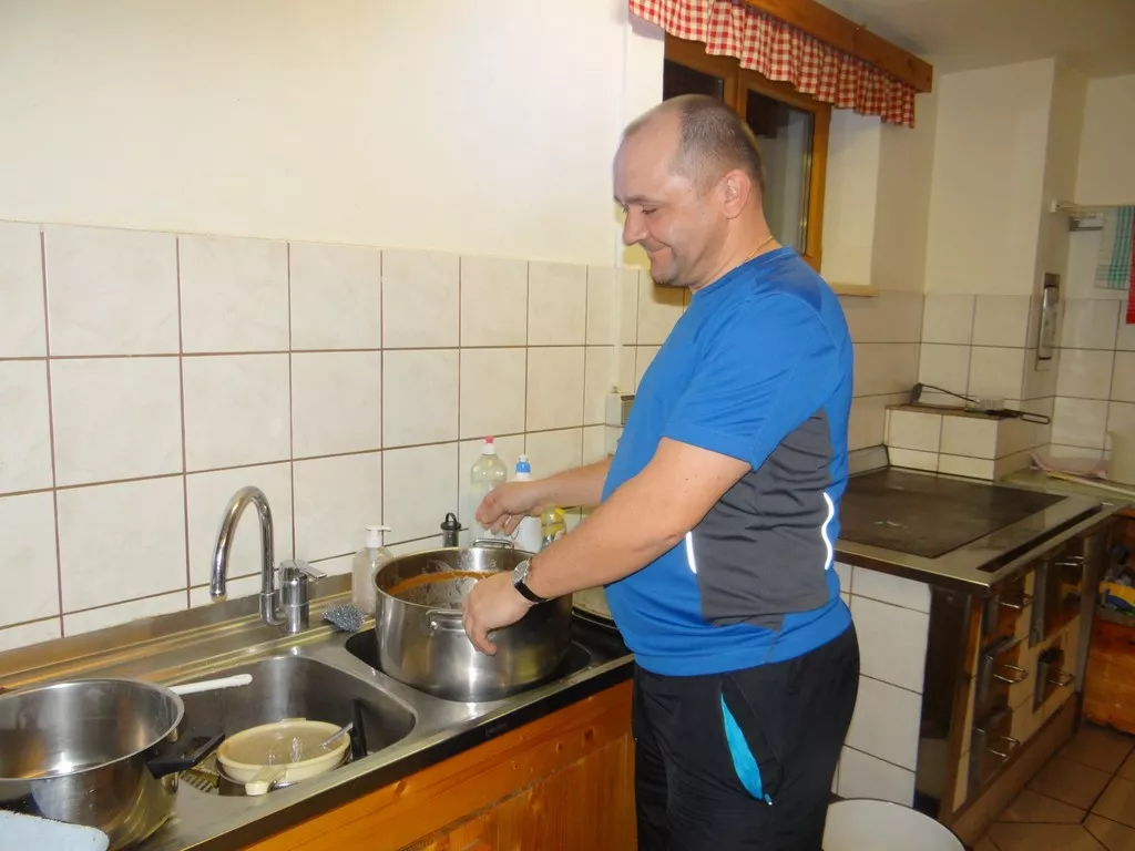 szef przy pracach kuchennych