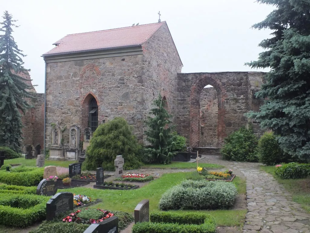 ruiny kościoła św. Mikołaja z grobami Łużyczan