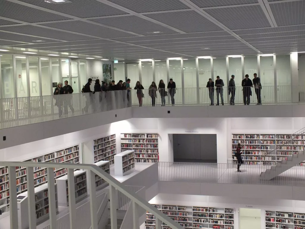 w nowoczesnej bibliotece w Stuttgarcie