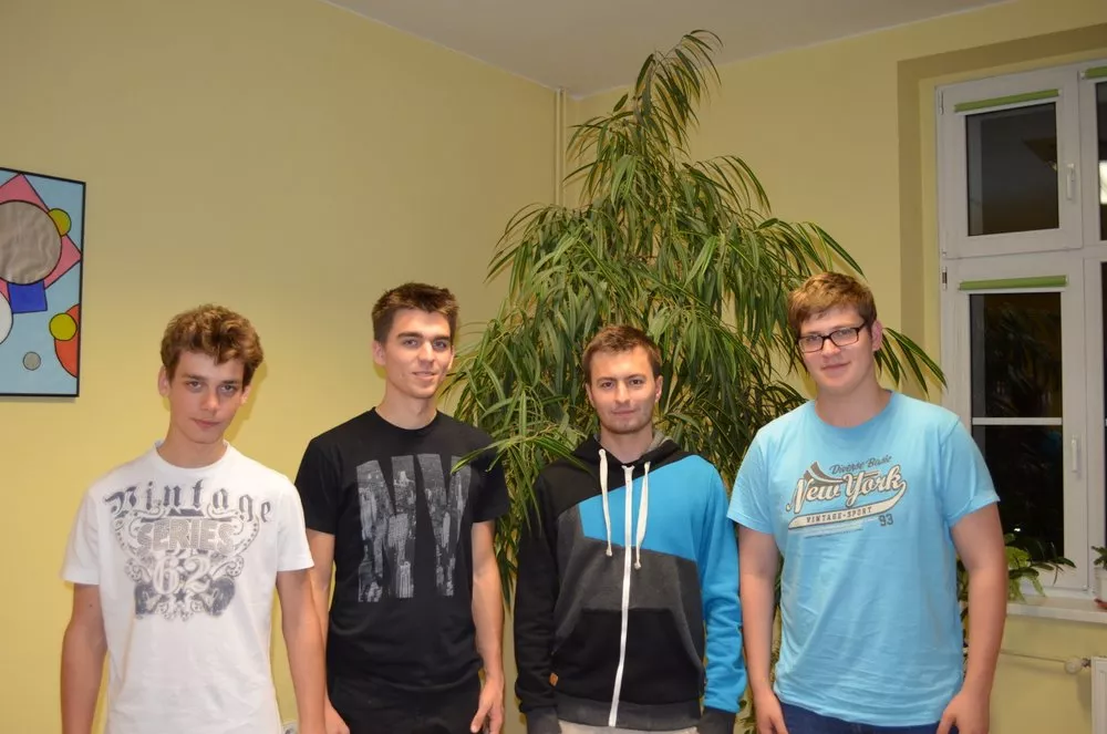 Stoją od lewej: Marcin Jarzębski, Bartosz Radoszewski, Piotr Antosik, Damian Boćkowski