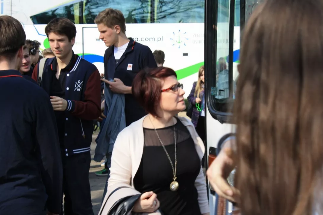 Pani prof. Deszcz sprawdza czy wszyscy idą w dobrym kierunku