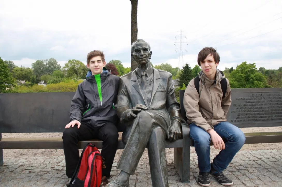 W Parku Ocalałych, z Janem Karskim - Jakub i Istvan