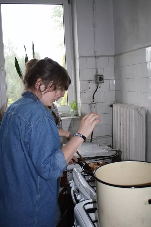 Marta M. dogląda smażenia kurczaka - główny autor tego obiadu
