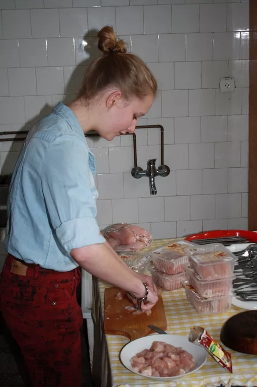 Jadzia G. też ma ważną funkcję - myje i kroi kurczaczka