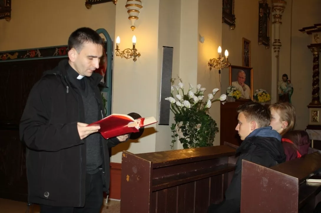Ks. Łukasz czyta ewangelię dnia