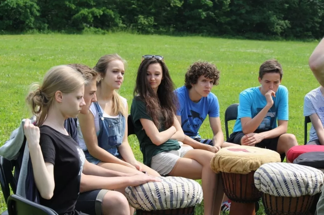 Warsztaty bębniarskie, druga grupa. Weronika, Kuba, Julka, Zuzia, Marcin, Szymon