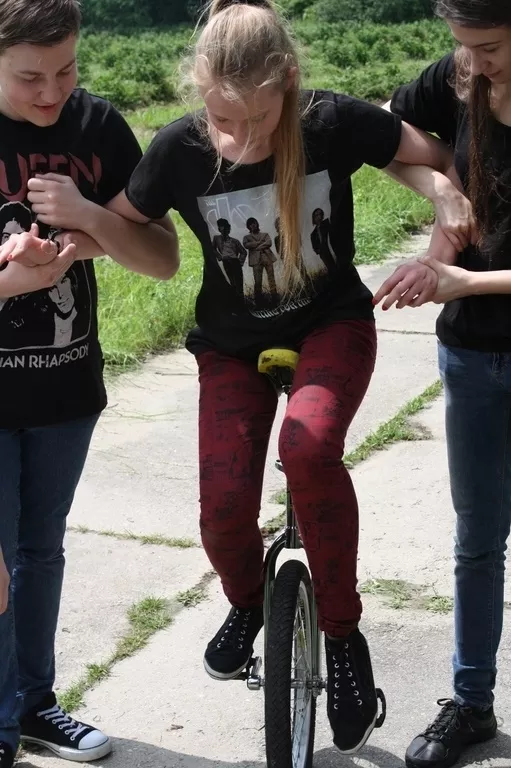 Jadzia jedzie na (dosłownie) jednośladzie podtrzymywana przez Adama i Zuzię