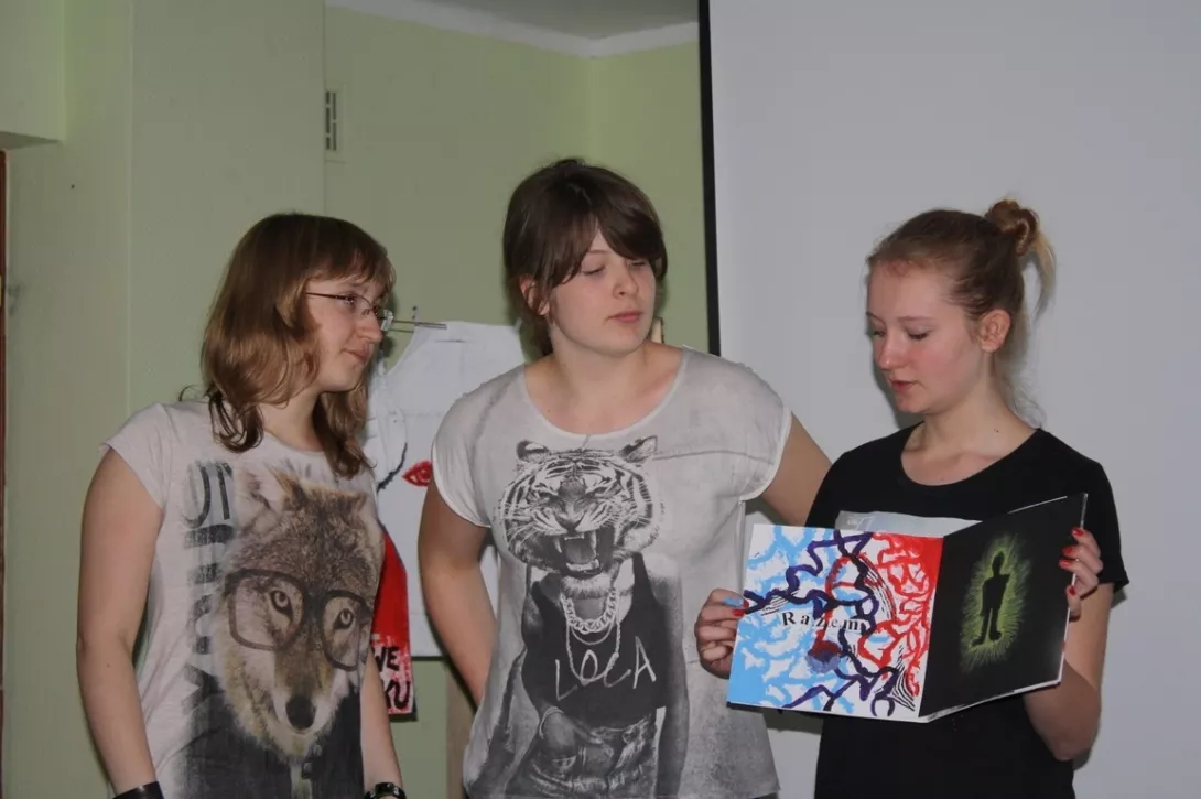 Uczniowie omawiają swoje prace wytworzone na warsztatach "Biblioteka ksiąg osobistych"