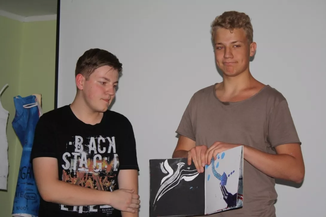 Uczniowie omawiają swoje prace wytworzone na warsztatach "Biblioteka ksiąg osobistych"