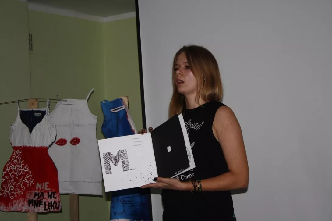 Uczniowie omawiają swoje prace wytworzone na warsztatach "Biblioteka ksiąg osobistych"
