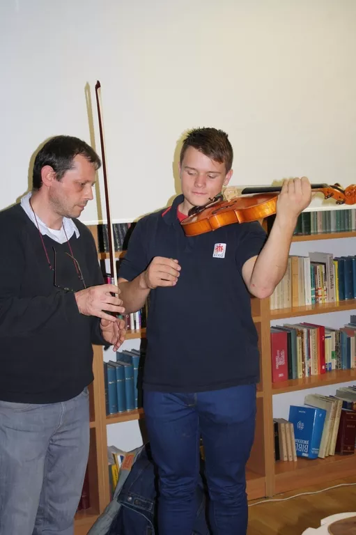 Jak powstają instrumenty smyczkowe? Spotkanie z lutnikiem