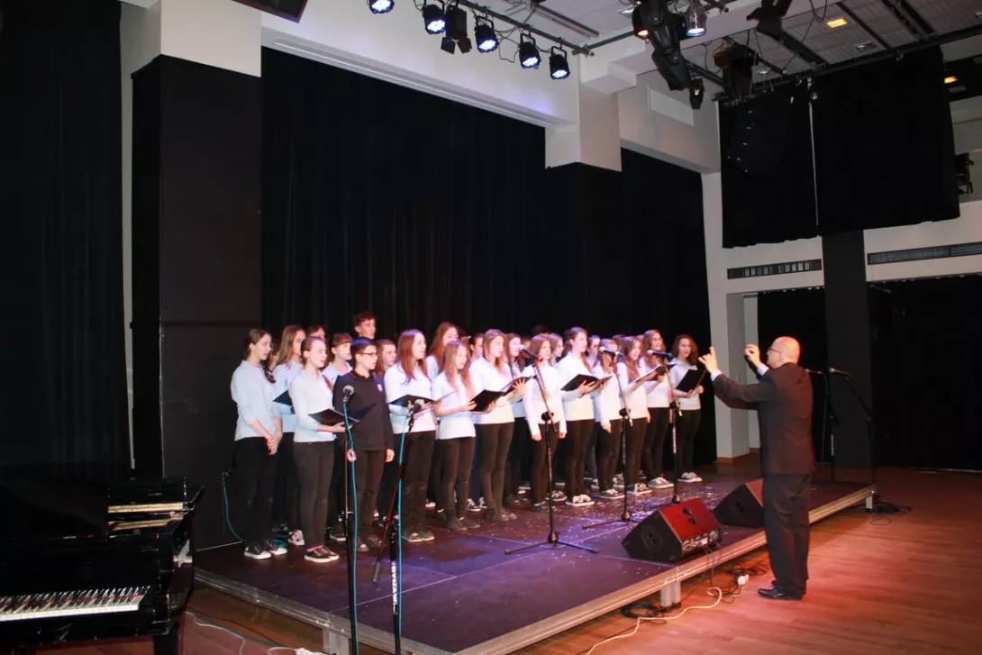 Chór szkolny - Tryumfy Króla Niebieskiego