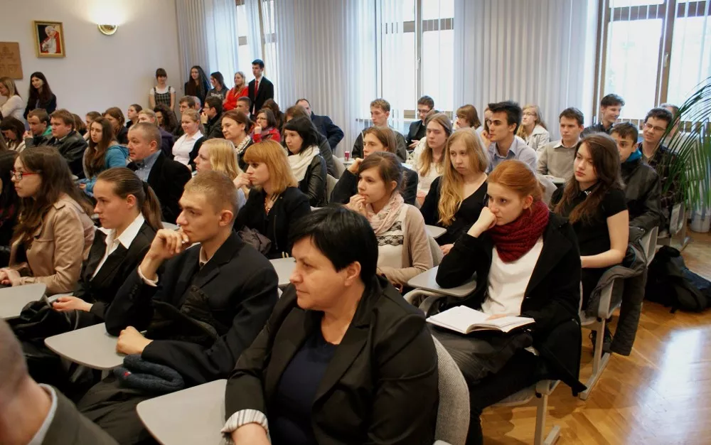 Spotkanie w auli przed częścią ustną. (fot. www.facebook.com/konkursbiblijny)