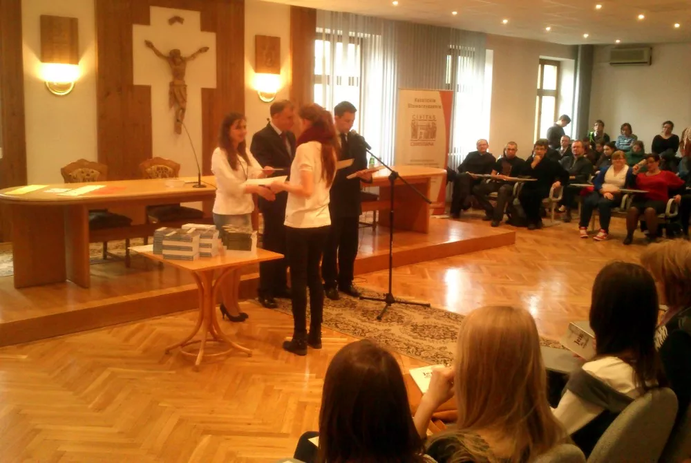 Katarzyna Michnowska odbiera dyplom uczestnictwa w Konkursie.