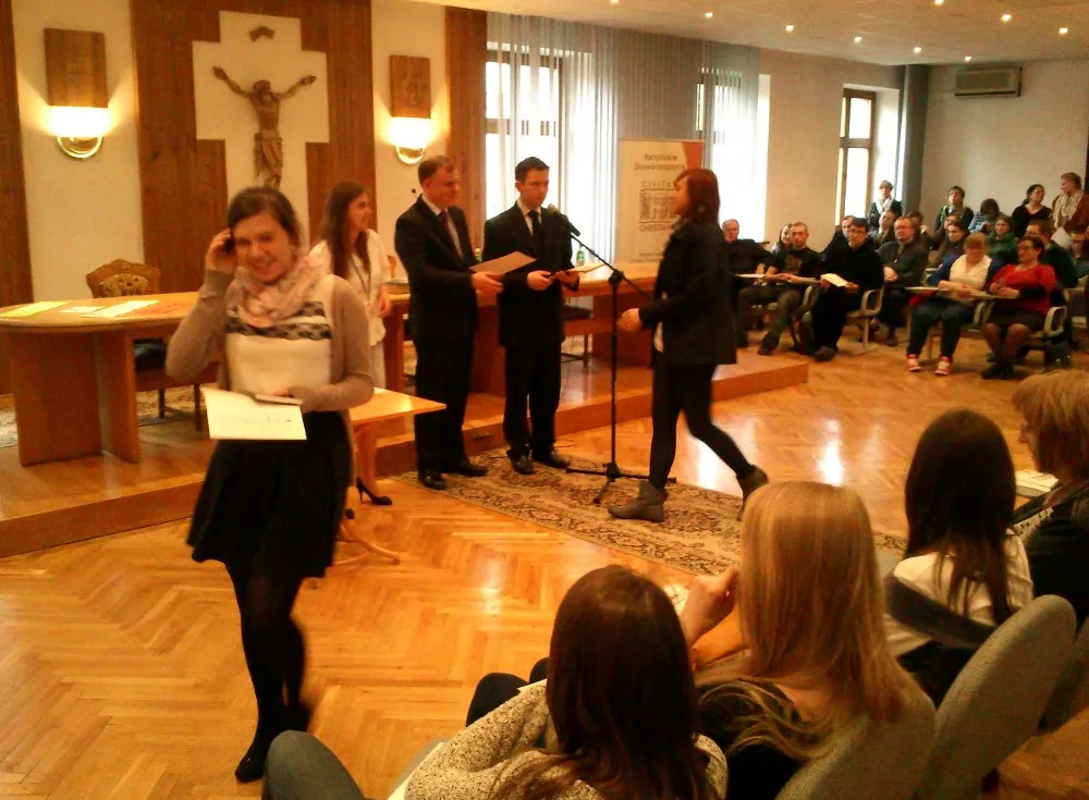 Joanna Człapińska odbiera dyplom uczestnictwa w Konkursie.