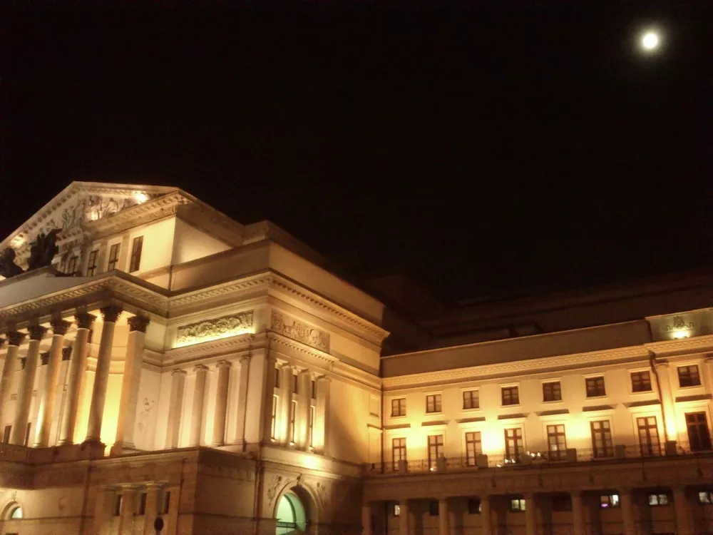 Opera Narodowa z księżycem w tle.