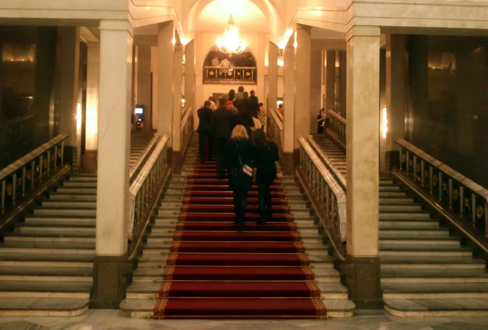 Wewnątrz gmachu Opery Narodowej.