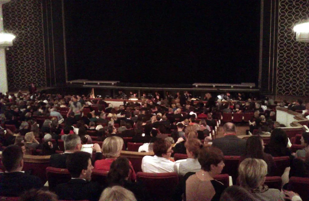 Sala już prawie pełna. Za chwilę się zacznie.