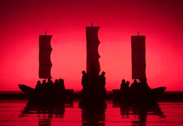 Jedna z pierwszych scen opery "Madame Butterflay". Scenografia robiła ogromne wrażenie. (fot. www.teatrwielki.pl)