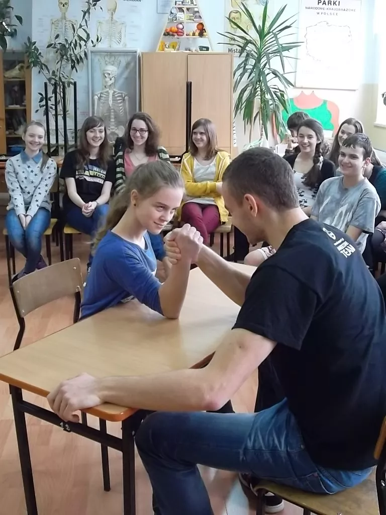 Zosia rozłożyła Krzyśka na .... rękę :)