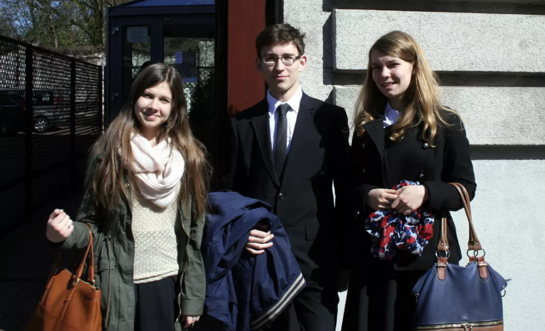 Uczestnicy: Joanna Człapińska (2a), Michał Rewekant (2a) i Anna Gruszczyńska (2b) przy ul. Skorupki 7.